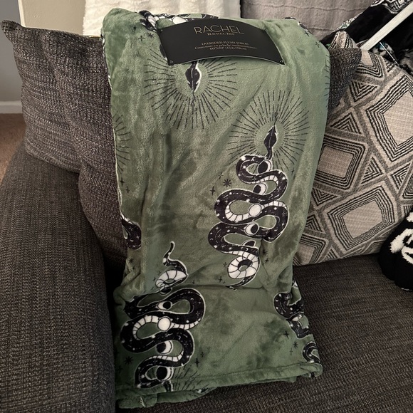Rachel Roy Green Snake Halloween Blanket - Picture 1 of 2